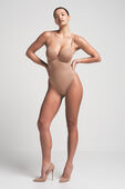 תמונת כל הלוק של SKIMS ULTIMATE BODY THONG BODYSUIT